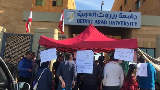 بالصورة: طلاب جامعة بيروت العربية في طرابلس نصبوا خيمة أمام الجامعة