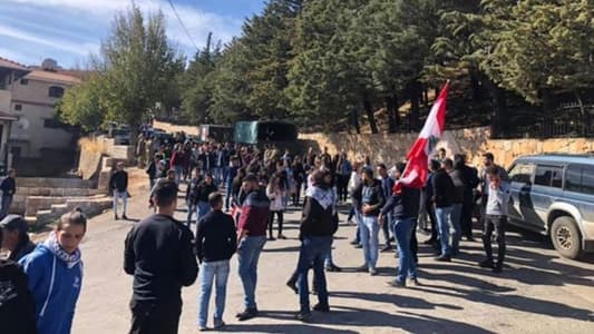 Photo: Protesters block road in front of Rashaya Citadel to prevent a representative of the President, PM and Speaker from reaching it 