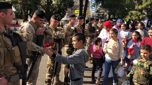 في ذكرى الاستقلال... تحية للجيش بالورود