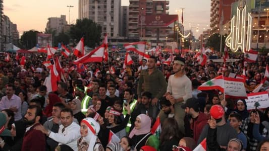 حشود كبيرة في ساحة النور للمشاركة باحياء عيد الاستقلال