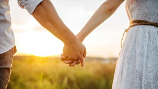 Holding Loved One's Hand May Be as Good as a Painkiller