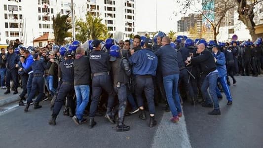 مواجهات بين الشرطة ومتظاهرين معارضين للانتخابات في الجزائر