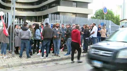 MTV correspondent: Tensions rise as protesters and security forces shove one another in front of VAT building