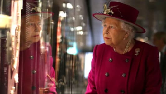 الملكة إليزابيث تفكر بالتنحي عن العرش لصالح إبنها