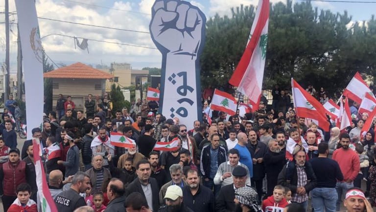 اعتصام في ساحة البيرة ورفع شعار "قبضة الثورة"