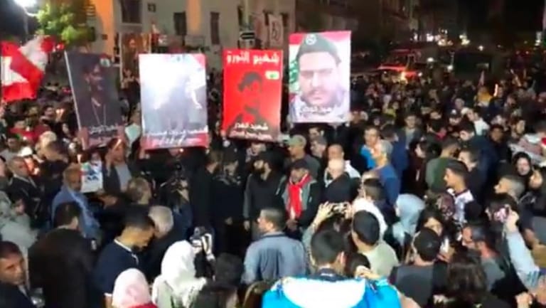 في صيدا مسيرة وإضاءة شموع تحية لروح حسين العطار 