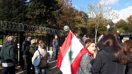 بالصورة: متظاهرون يتجمعون امام مصرف لبنان في زحلة 