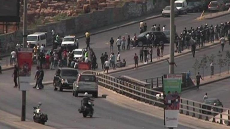 مراسلة mtv من جسر الرينغ: القوى الأمنية تتقدّم لدفع المحتجين إلى جانب الطريق في محاولة لفتح الطريق