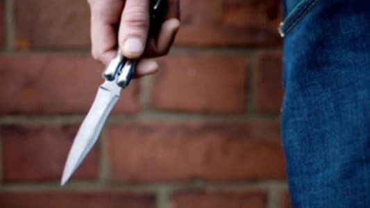 مواطن من ذوي الاحتياجات الخاصة يتعرّض لعمليّة طعن في عنقه قبل سلبه