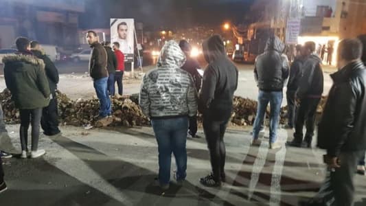 بالصورة: محتجون قطعوا طريق المصنع بالسواتر الترابية