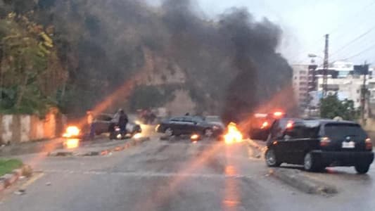 بالصورة: محتجون في طرابلس يقطعون الطريق العام عند طلعة البحصاص الهيكلية بالاطارات المشتعلة