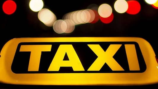 سائق تاكسي يسلم كنزاً من المال والذهب لأجهزة الأمن عثر عليه في سيارته 