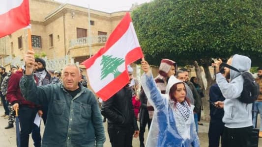 وقفة احتجاجيّة أمام مصرف لبنان في صور احتجاجاً على السياسة المالية