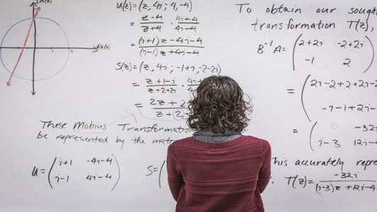 مدرّس يبتكر طريقة أبسط وأكثر كفاءة لحل المسائل الرياضية القائمة على المعادلة التربيعية