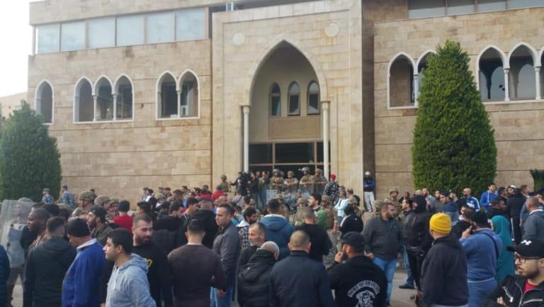 الجيش استقدم تعزيزات الى القصر البلدي في الميناء