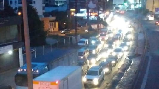 بالصورة: قطع الطريق على أوتوستراد جونية والجيش فتح مسرباً واحداً لتسهيل مرور السيارات