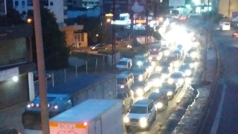 بالصورة: قطع الطريق على أوتوستراد جونية والجيش فتح مسرباً واحداً لتسهيل مرور السيارات