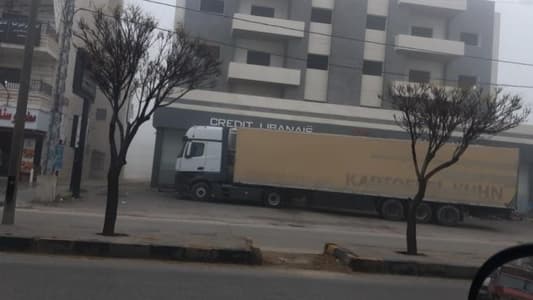 مواطنٌ يُقفل مدخل مصرف في بر الياس بشاحنة نقل