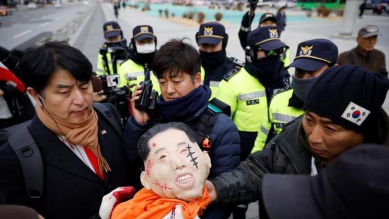 South Korean protesters destroy portraits of U.S. ambassador