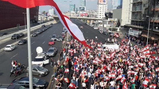 مراسلة mtv من جل الديب: سيدات يحاولن قطع الأوتوستراد بأجسادهنّ والمتظاهرون يفترشون الأرض والجيش يعمل على منعهم بالقوة 