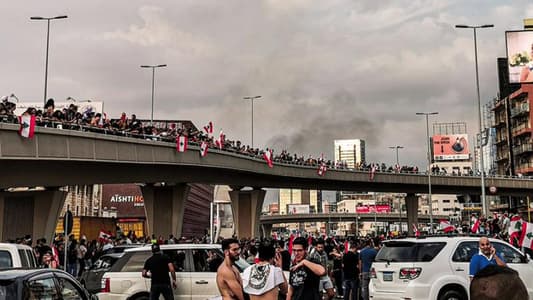 مراسلة mtv: أحد المتظاهرين يلقي البنزين على نفسه وآخرون يحاولون منعه من إضرام النار 