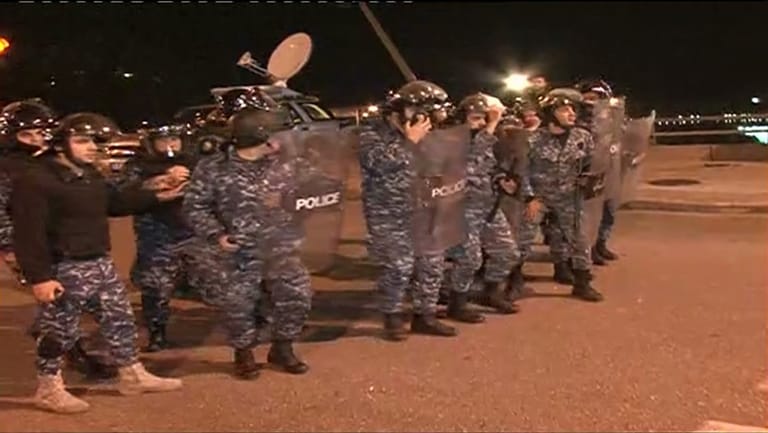 مراسل mtv: القوى الامنيّة تُلاحق متظاهرين على الطرقات المؤدية الى شارع الجميزة وجسر الرينغ