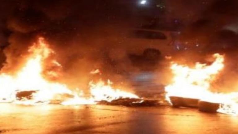 عناصر إطفاء صيدا تعمل على إطفاء الإطارات التي تمّ إشعالها قرب "أوجيرو" في المدينة