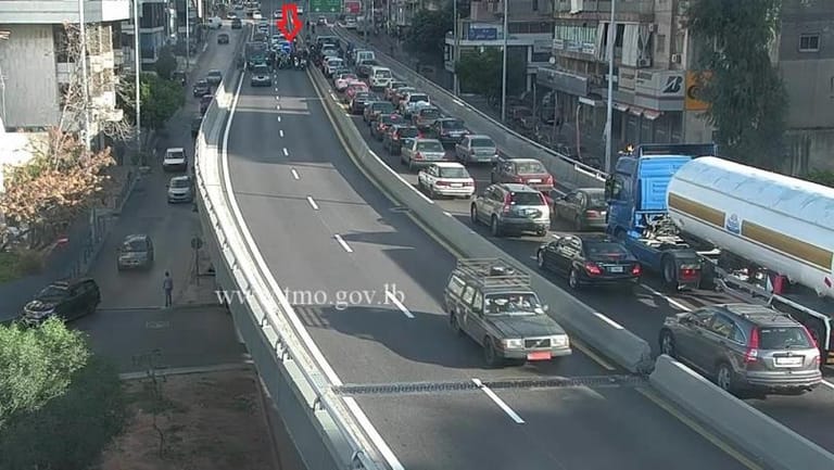 التحكم المروري: جريح نتيجة انزلاق دراجة نارية على جسر الكولا باتجاه المدينة الرياضية وحركة المرور ناشطة