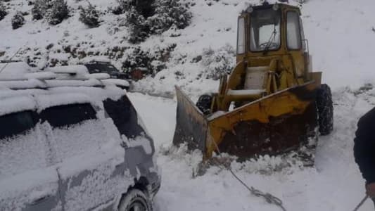 سحب سيارات احتجزتها الثلوج