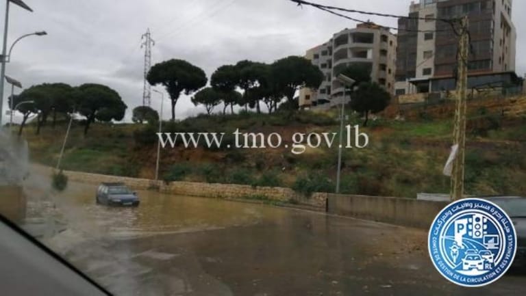 بالصورة: تجمع للمياه على طريق عام الرويسات - الفنار