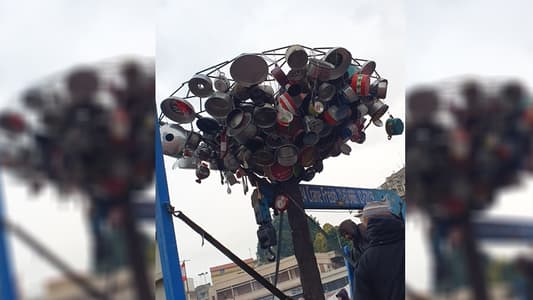 صورة لشجرة ميلاد مزينة بالطناجر والمقالي والملاعق