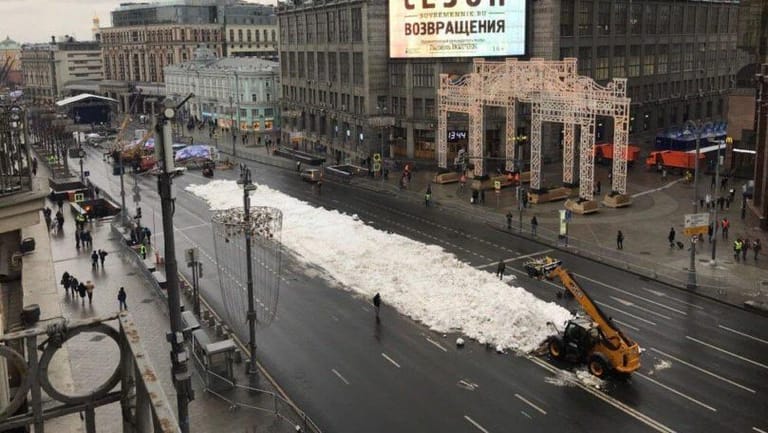 Moscow Brings in Fake Snow for New Year After Warmest December Since 1886