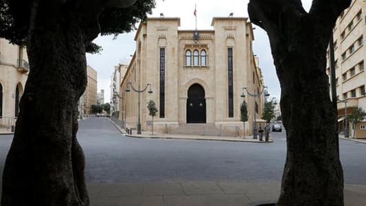 مجموعات من الحراك بدأت بالتجمّع أمام مجلس النواب 