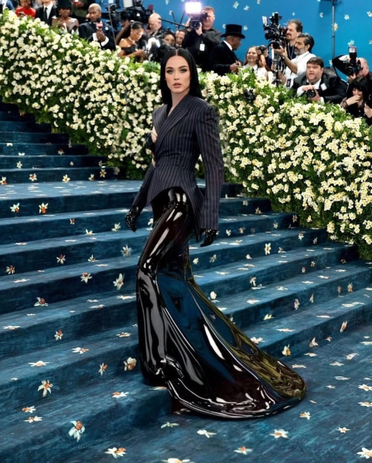 كايتي بيري تكشف حقيقة صورها في الميت غالا 2025