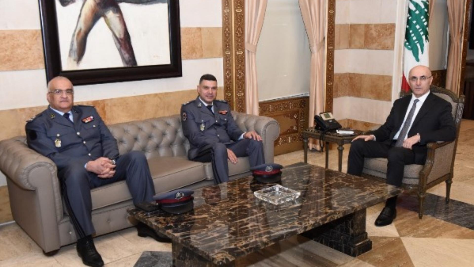الحجار التقى المفتش العام السابق لقوى الأمن وخلفه