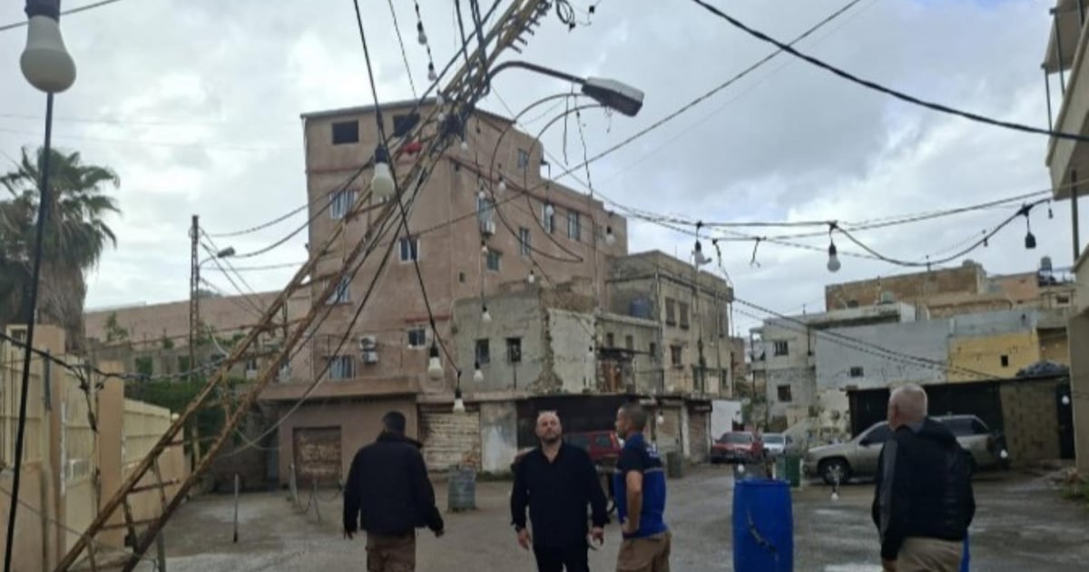 بلدية صيدا تقطع الطريق احترازياً بسبب عمود كهرباء