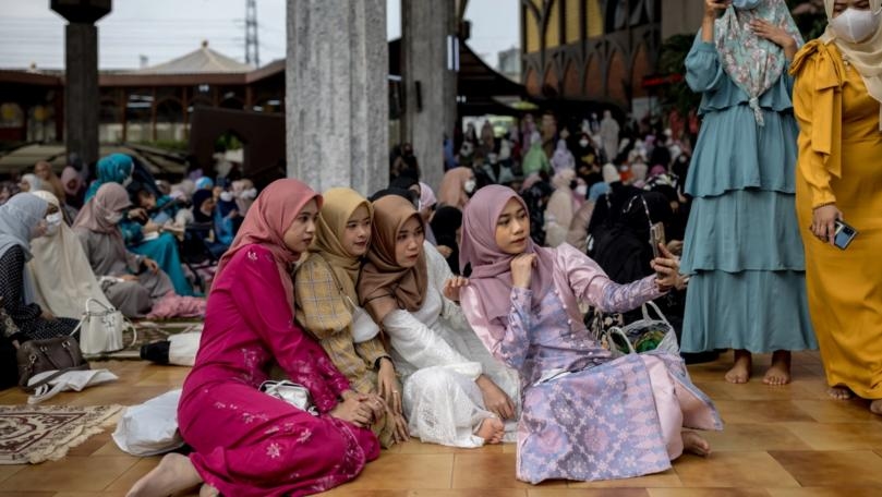 Photos: Muslims Around the World Celebrate Eid al-Fitr 2022