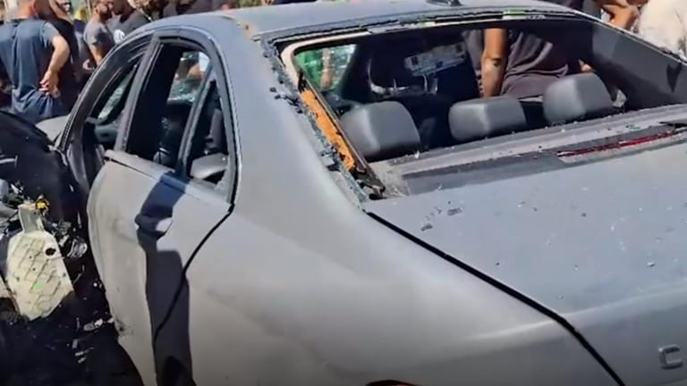 وزارة الصحة: شهيد وجريحان في استهداف مسيّرة إسرائيلية السيارة في بنت جبيل