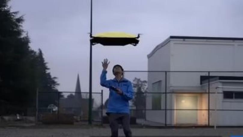 بالصّور: مظلّة طائرة تتبعك أثناء المطر!