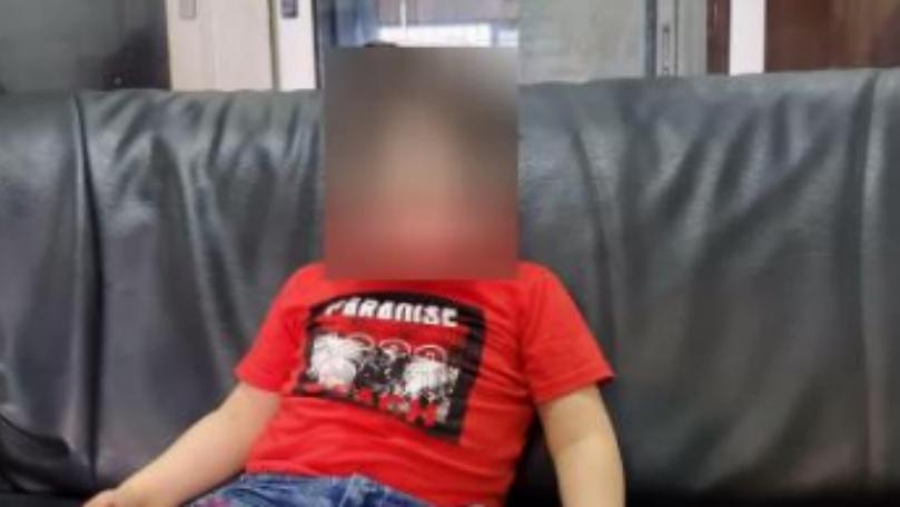 بالصّور: أمٌّ تُعنِّف ولدَيْها... ولن تُصدّقوا ما فعلته بأحدهما!