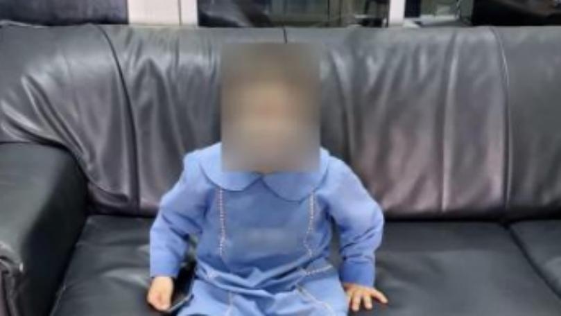 بالصّور: أمٌّ تُعنِّف ولدَيْها... ولن تُصدّقوا ما فعلته بأحدهما!