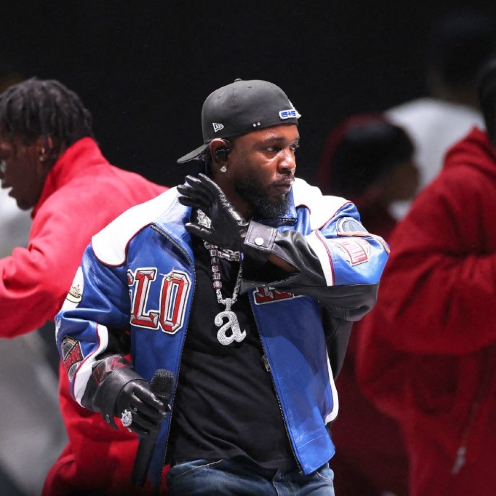 أبرز لقطات ومفاجآت النجوم في Super Bowl 2025.. تايلور سويفت تتلقى صافرات الاستهجان وتألق كندريك لامار