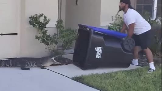 أميركي ينقذ جيرانه من تمساح شارد بواسطة "حاوية قمامة"