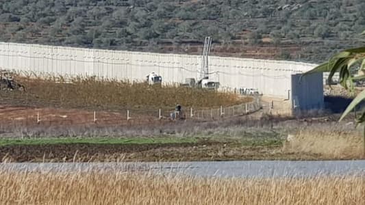 Israeli forces install portable room behind border wall