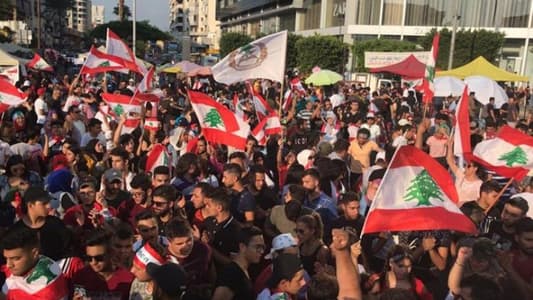 مراسلة الـmtv: انطلاق المسيرة الطالبية من أمام بلدية الجديدة باتجاه جل الديب وسرية من الجيش اللبناني ترافقها 