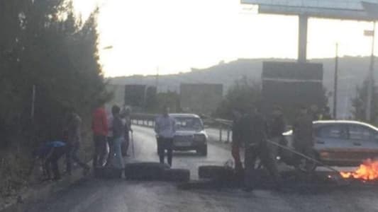قطع طريق الضنية - طرابلس بالحجارة والإطارات المشتعلة والسيارات 