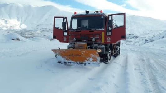 آليات الدفاع المدني تعمل على إزالة الثلوج في المتن الشمالي 