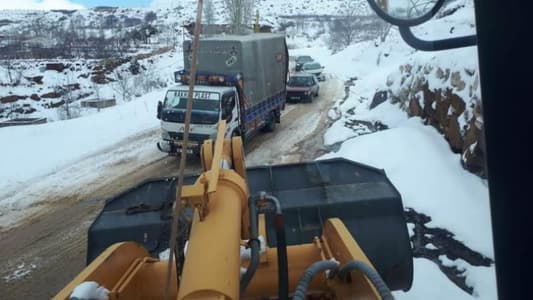 رفع شاحنة وسيارات احتجزت بالجليد على طريق ترشيش - كفرسلوان