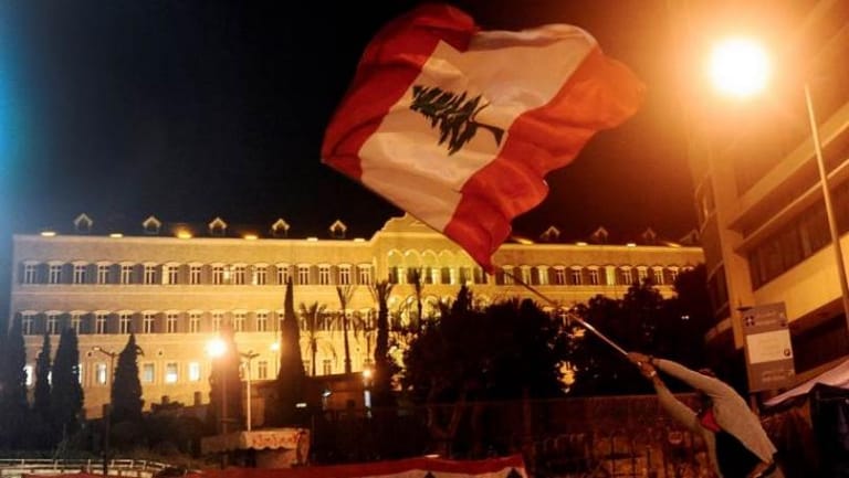 لبنان يواجه دائنيه... التخلّف عن السداد يلهب السندات