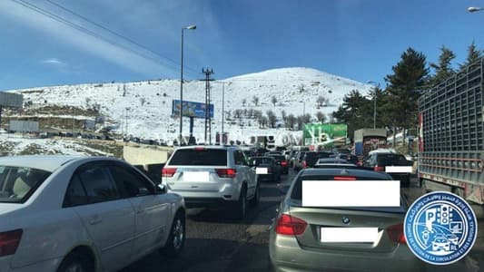 التحكم المروري: حركة المرور كثيفة على طريق عام ضهر البيدر بسبب توافد المواطنين للهو بالثلج 